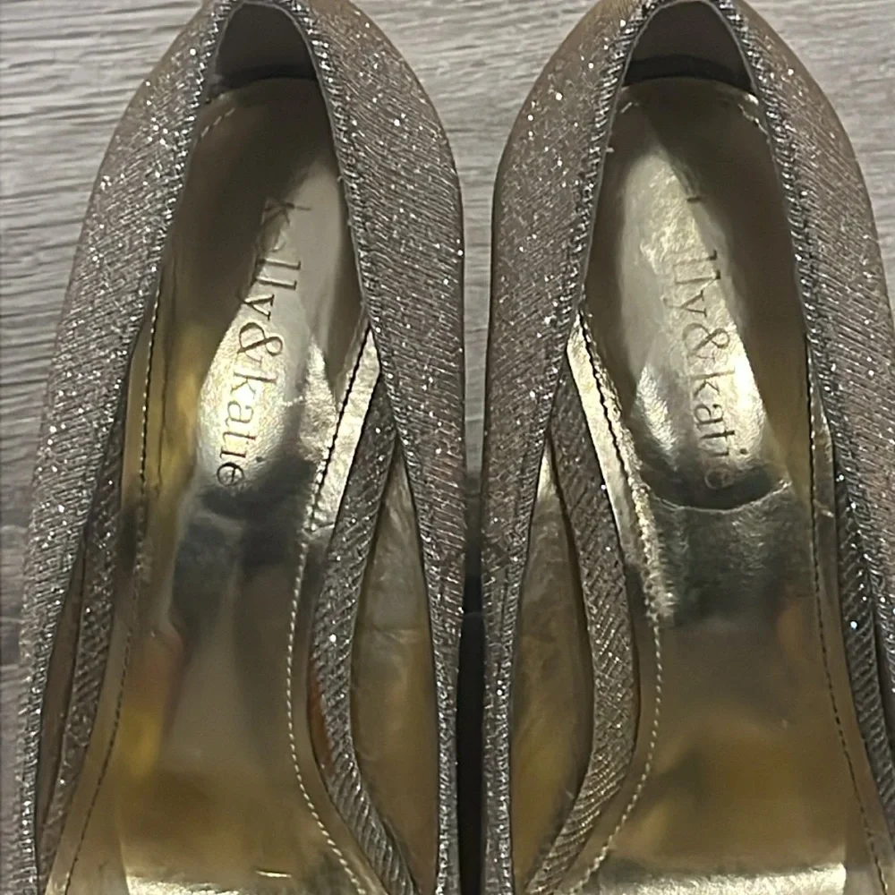 Kelly & Katie metallic wedge sz 8. Changes gold to silver